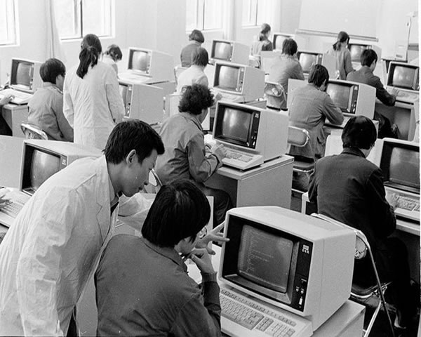 Which server is best to use to improve website performance when purchasing a US site group?